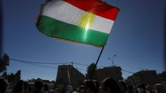 Bandera del Kurdist�n ondeando durante una protesta en Siria, en el mes de enero.