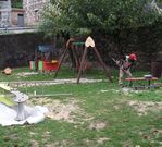 Operarios municipales acondicionan los parques.