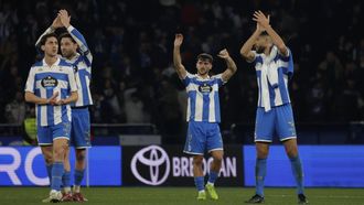 Los jugadores del Deportivo agradecieron el calor de la afici�n al terminar el partido ante el Atl�tico