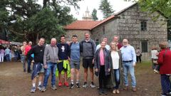 El allde estradense, Gonzalo Louzao, y el conselleiro de Cultura, Jos� L�pez, en el centro, a su llegada al santuario de Requi�n, con miembros del gobierno local y simpatizantes de la zona.