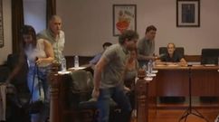 Los ediles del PP de Viana do Bolo abandonando el pleno ante la mirada del alcalde, Germn Garca-vila.