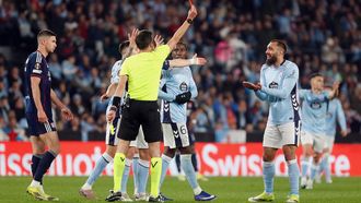 El colegiado belga&nbsp;Erik Lambrechts, mostrando la tarjeta roja a Borja Iglesias en el Celta-Lyon.