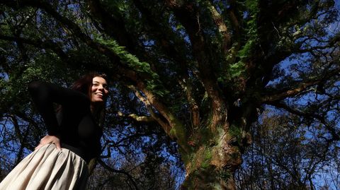 <span lang= gl >Milagros Torrado coa sobreira de Goi�ns, testemu�a de tantos sucesos que a ten fascinada</span>