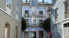 Las viviendas que comercializa Cisbar est�n repartidas en tres plantas del edificio azul (al fondo) ubicado en la c�ntrica calle Rodr�guez Murias
