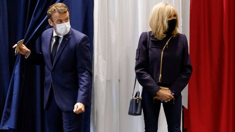 El presidente de Francia, Emmanuel Macron, y su esposa, este domingo, en un colegio electoral de Par�s