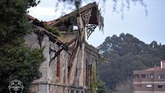 Detalle del hastial de la fachada sur, en riesgo de desprenderse