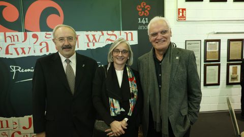 El acadmico Ramn Villares Paz posa con Mara Concepcin Losada Vzquez, presidenta del Museo do Pobo Galego, y con Vctor Freixanes, presidente de la Real Academia Galega