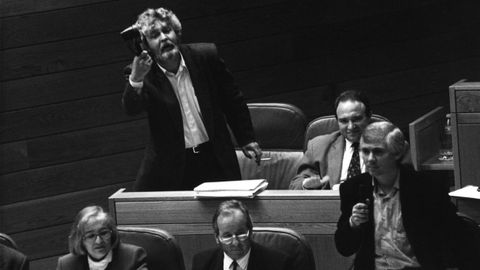 A ic&oacute;nica imaxe de Beiras, en 1993, levantando o seu zapato no Parlamento galego.