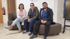 La ginecloga y cooperante Minda Gil, tutora de residentes del Chuac, con los mdicos hondureos Daniel Snchez Valladares y Leonardo Landa Midence en el Hospital A Corua.