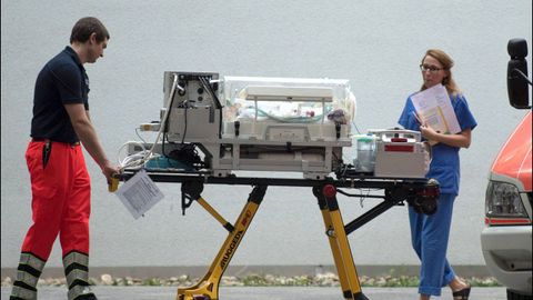 Los servicios m�dicos trasladan a un beb� prematuro
