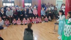 Navidad infantil en el geri�trico.Alumnos del colegio Condesa Fenosa de O Barco actuaron en la residencia de mayores Nuestra Se�ora de F�tima