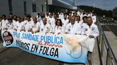 Concentraci�n de los m�dicos ante el Hospital da Mari�a, este martes