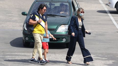 El actor Luis Lorenzo junto a su familia a la llegada a un supermercado.