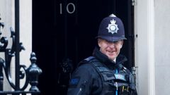 Un polic�a vigila la entrada del n�mero 10 de Downing Street.