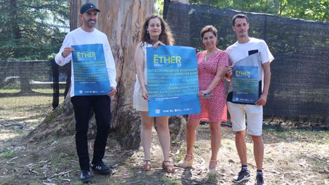 <span lang= gl >Karras Martínez e Luis Coedo, organizadores, xunto coa deputada provincial Iria Castro e a alcaldesa Mariña Gueimunde, na presentación este mércores do festival Ether no parque Pernas Peón</span>