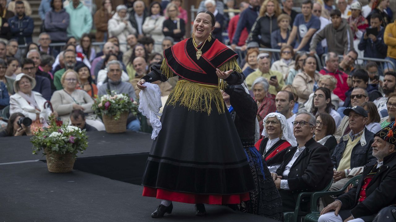 Trajes de gala y de común escenifican en Santiago el amor por la tradición