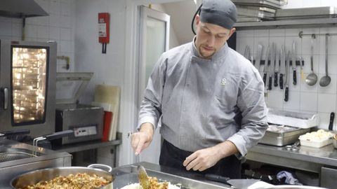 El cocinero de El 21 coffee & restaurant, Jes�s Prado, preparando un men� del d�a.