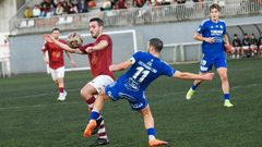 Hugo Garca, del Noia, en un lance durante el choque de la primera vuelta ante el Estradense.