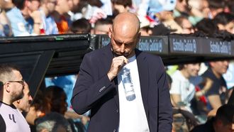 El entrenador del Celta, Claudio Gir�ldez, pensativo en Bala�dos.