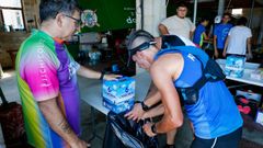 Imagen de archivo de participantes en la prueba rellenando de agua sus botellas.