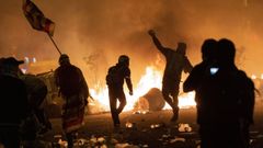 El Parlamento Europeo ha exigido investigar los lazos entre el Kremlin y el proceso secesionista catal�n (en la imagen, disturbios en Barcelona durante las protestas contra la sentencia del 1-O)