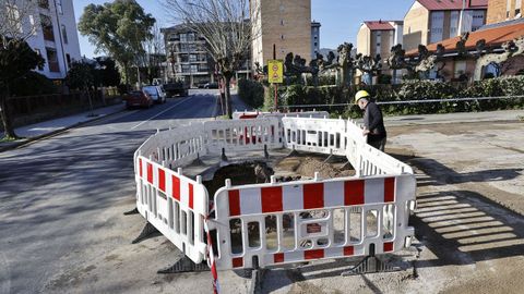 Los operarios de Viaqua durante los trabajos de reparaci�n de una aver�a en las tuber�as de la calle Antonio Fa�lde Gago provocada por un revent�n
