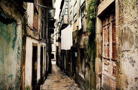 Tras el incendio la ruina se fue adueñando de las calles que en los noventa tenían este aspecto.