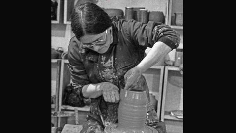 Una alfarera en Oviedo (1970). José Vélez