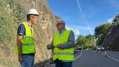 �lvaro Rodr�guez, jefe de la Unidad de Carreteras del Estado en Ourense, con el subdelegado Eladiio Santos, supervisando unas obras en Punx�n.