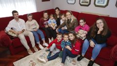 Mar Dorrio, en imagen de archivo, con once de sus hijos