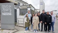 Los integrantes del comit� de empresa que representa a los trabajadores de Nestl� en Pontecesures, este viernes delante de la �nica planta gallega de la multinacional suiza.