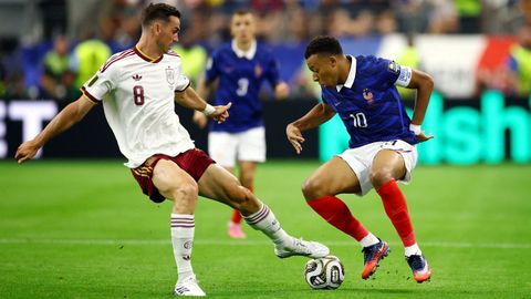 Fabi�n Ruiz defendiendo a Kylian Mbapp� durante la semifinal del Mundial entre Espa�a y Francia