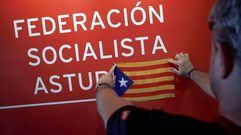 M�s de 200 polic�as y guardias civiles de la asociaci�n Justicia Salarial Policial (Jusapol) de Asturias, han participado hoy en una concentraci�n ante la sede de la Federaci�n Socialista Asturiana (FSA), en Oviedo, donde han colocado una estelada catalana en protesta por el rechazo a admitir una documentaci�n con sus reivindicaciones