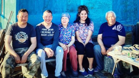 Marianna Sozonova (segunda por la derecha) con sus padres (a sus lados) y sus hermanos (izquierda)