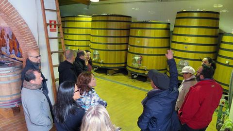 Visita guiada a las instalaciones de la firma Adegas Moure, que exporta a Rusia y Ucrania