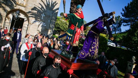 Los sonenses salieron a contemplar el paso de una procesin que parti de la iglesia parroquial para llegar a la capilla de A Atalaia.