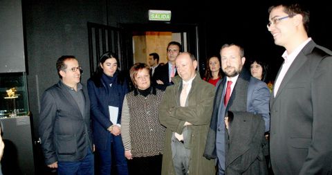 O vicepresidente Antonio Veiga onte no museo, detr�s del a figura do carneiro alado. 
