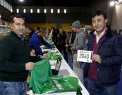 <span lang= es-es >Distintas actividades en la feria</span>. El goteo de aficionados que pasaban a recoger su chip y su dorsal, se mezclaba con la acci�n solidaria promovida por los organizadores, para colaborar con el Banco de Alimentos en la recogida de productos no perecederos.