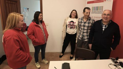 Dos técnicas de Cruz Roja con directivos de Eurofirms, Samyl y Distribuciones Carreiras