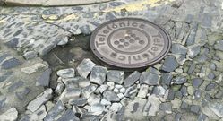 El empedrado de la r�a Loureiros est� muy deteriorado. 