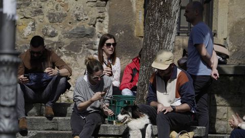 Gente bebiendo y tomando el sol en pleno barrio de Cimadevilla , en Gij�n