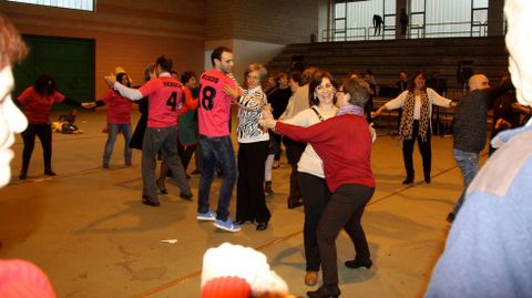 El codillo triunf� en A R�a.La comida dio paso al baile