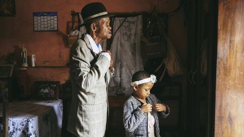 Dada Paul y su nieta Odliatemix se preparan para ir a la iglesia en Madagascar. Él sufre demencia desde hace 11 años y es su hija Fara quien lo cuida. La imagen forma parte de un proyecto a largo plazo de Lee-Ann Olwage sobre la demencia y ha recibido el premio World Press Photo a reportaje gráfico del año