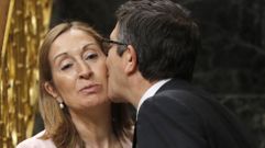 La presidenta del Congreso de los Diputados, Ana Pastor, y su predecesor en el cargo, Patxi L�pez