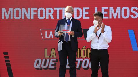 scar Pereiro, a la derecha, con el alcalde de Monforte, en la entrega de premios