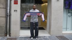 Brandon Childress cumpli� con el protocolo de la presentaci�n oficial