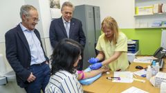 El conselleiro de Sanidade, Antonio G�mez Caama�o, acompa�ado por el director ejecutivo de la Fundaci�n P�blica Galega de Medicina Xen�mica, �ngel Carracedo, supervisan el acto de toma de muestras de una nueva fase del proyecto Xenoma Galicia en el Hospital Cl�nico de Santiago