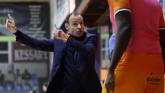 Juanma realiza indicaciones durante un partido del Reyco Burela FS
