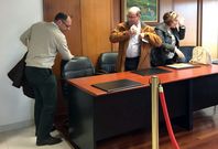 Amancio Lavandeira (izquierda) fue expulsado por el alcalde, Antonio Pensado, mientras que los otros dos ediles de Terra Galega se marcharon del pleno en solidaridad con el portavoz del grupo. 