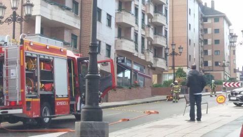 Bomberos intervienen ante la rotura de una tuber�a de gas en Oviedo